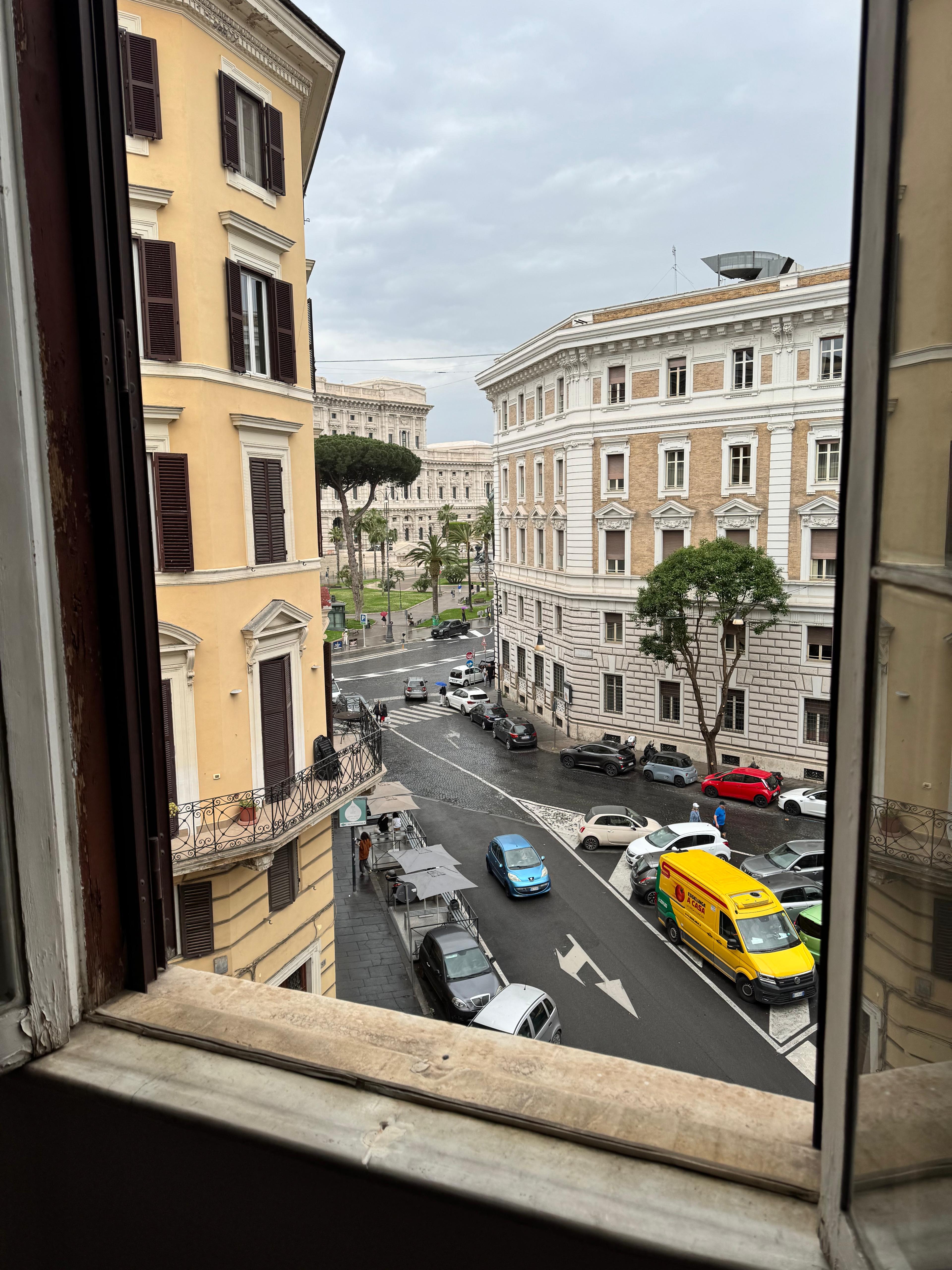 La vista dallo studio su Piazza Cavour e il Palazzo di Giustizia